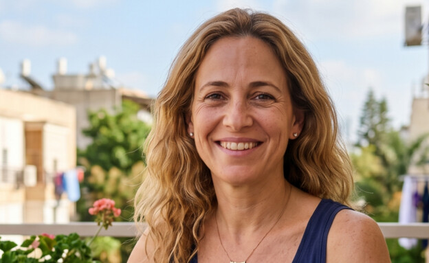 אישה יושבת במרפסת הבית שלה