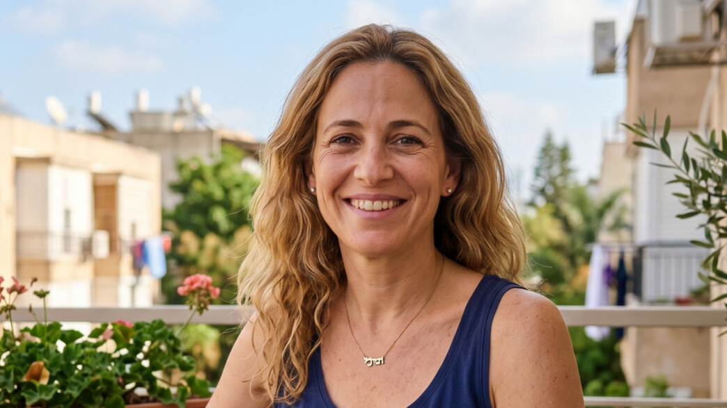 אישה יושבת במרפסת הבית שלה אישה יושבת במרפסת הבית שלה