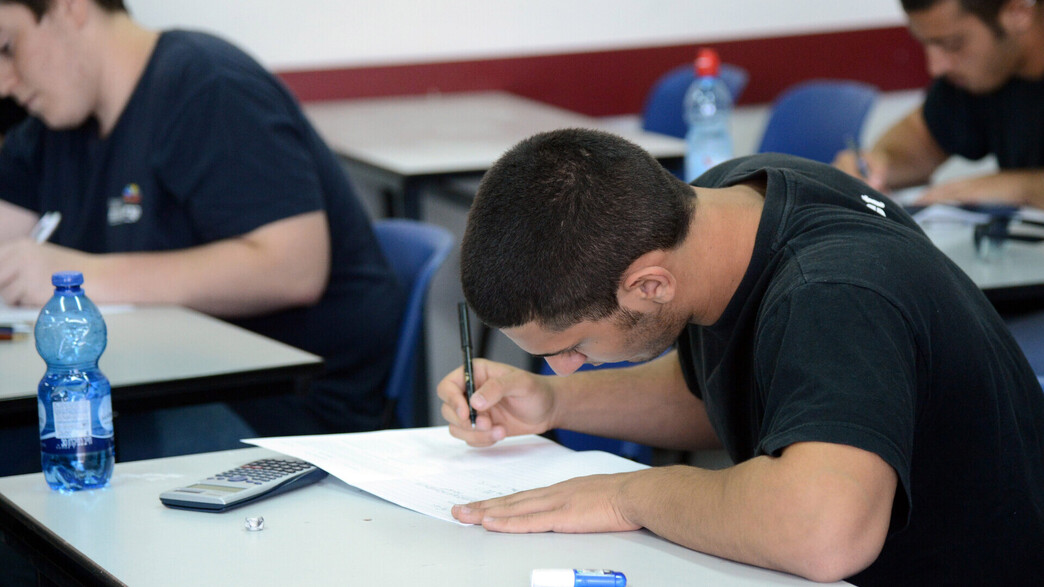בחינת בגרות במתמטיקה בתיכון קריית שרת בחולון