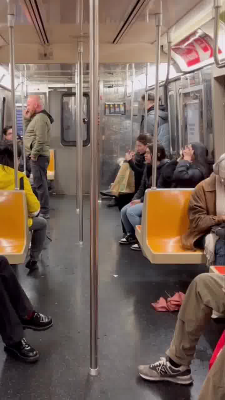 צריך לצפות פעמיים: גם זו דרך לפנות לעצמכם מושבים ברכבת