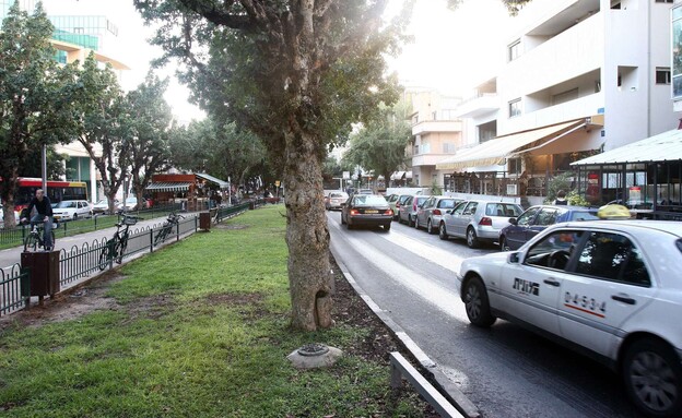 מונית בשדרות רוטשילד בתל אביב (צילום: עודד קרני)