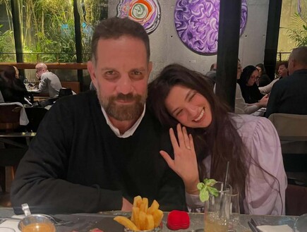 "אני התחלתי איתו": פער של 21 שנים לא מפריע למיקי לאון ובת הזוג שיתחתנו בחודש הבא