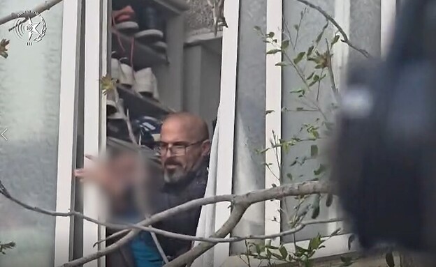 תיעוד מפעילות המשטרה בביתו של גבר המתבצר בביתו תיעוד מפעילות המשטרה בביתו של גבר המתבצר בביתו