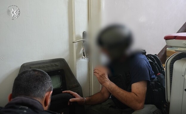 תיעוד מפעילות המשטרה בביתו של גבר המתבצר בביתו תיעוד מפעילות המשטרה בביתו של גבר המתבצר בביתו