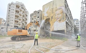 הריסת מבנים בכיכר העצמאות בנתניה (צילום: רן אליהו)