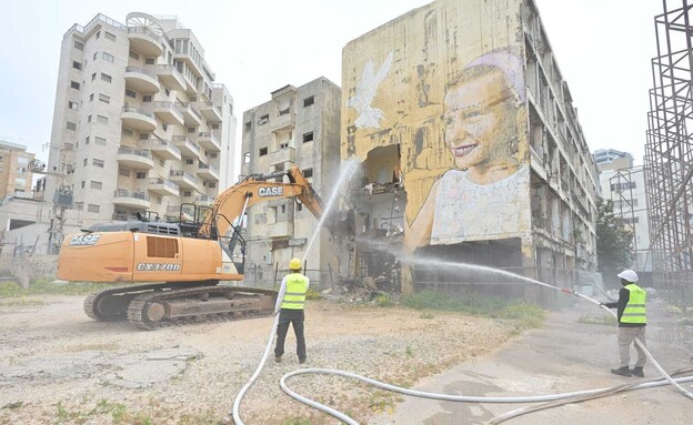 הריסת מבנים בכיכר העצמאות בנתניה