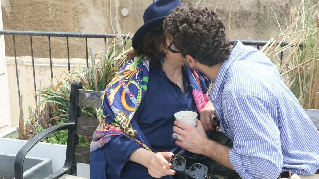 אחרי שוויתרה על הכבוד בטקס המשואות: חנה לסלאו צמודה לשחקן שלצדה