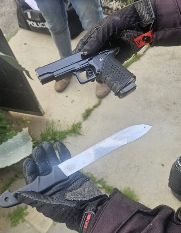 סכין ואקדח צעצוע שנתפסו אצל חשוד שהתבצר בביתו סכין ואקדח צעצוע שנתפסו אצל חשוד שהתבצר בביתו