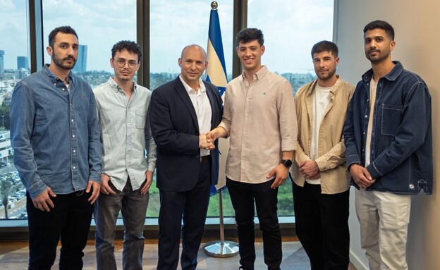 יונתן שלו מצטרף למפלגתו של בנט יונתן שלו מצטרף למפלגתו של בנט