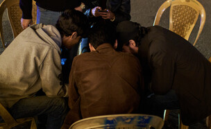 בני נוער מסתכלים בטלפונים בזמן המלחמה עם איראן (צילום: ap)