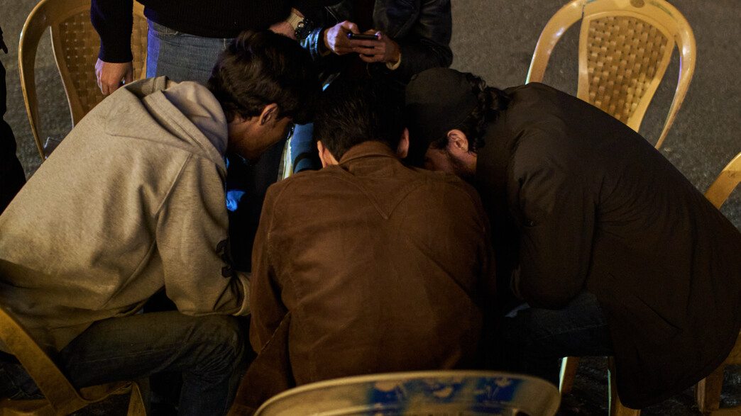 בני נוער מסתכלים בטלפונים בזמן המלחמה עם איראן
