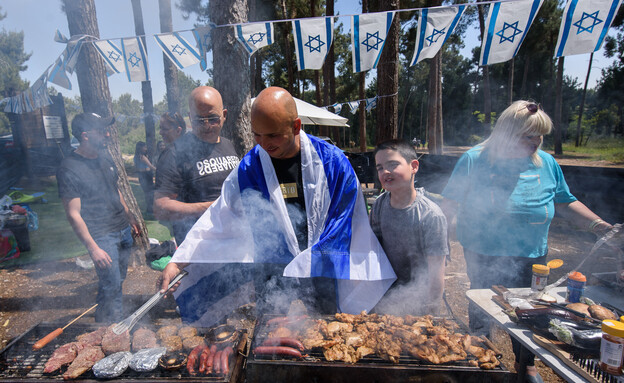 מנגל ביום העצמאות (צילום: מרים אלסטר, פלאש 90)