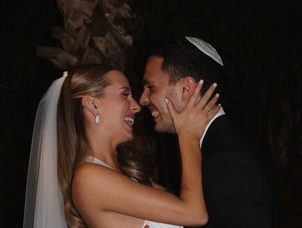 כוכבת "הישרדות" התחתנה עם בן הזוג שהכירה בתיכון