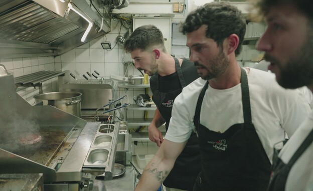 איתי עם עומרי ואיתי במטבח