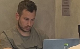 אבנר נתניהו בקפה (צילום: אורי מייזלמן, פרטי)