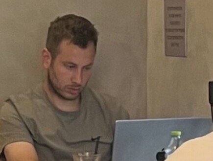 ללא אבטחה: תפסנו את אבנר נתניהו לבדו בקפה תל-אביבי