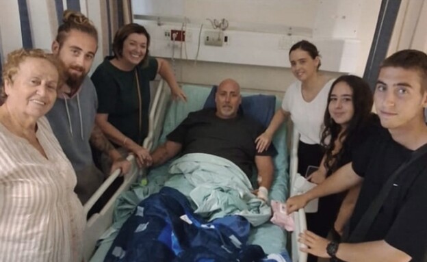 דורון אלוני בבית החולים עם משפחתו, בצד ימין בנו ערן ז"ל דורון אלוני בבית החולים עם משפחתו, בצד ימין בנו ערן ז"ל