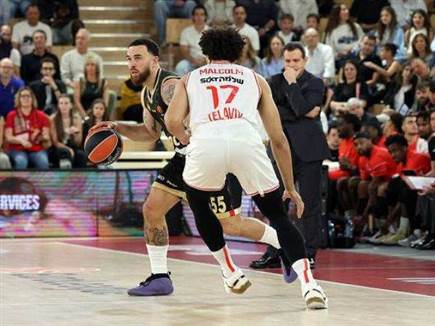 האדומים התקשו בהגנה (Getty)