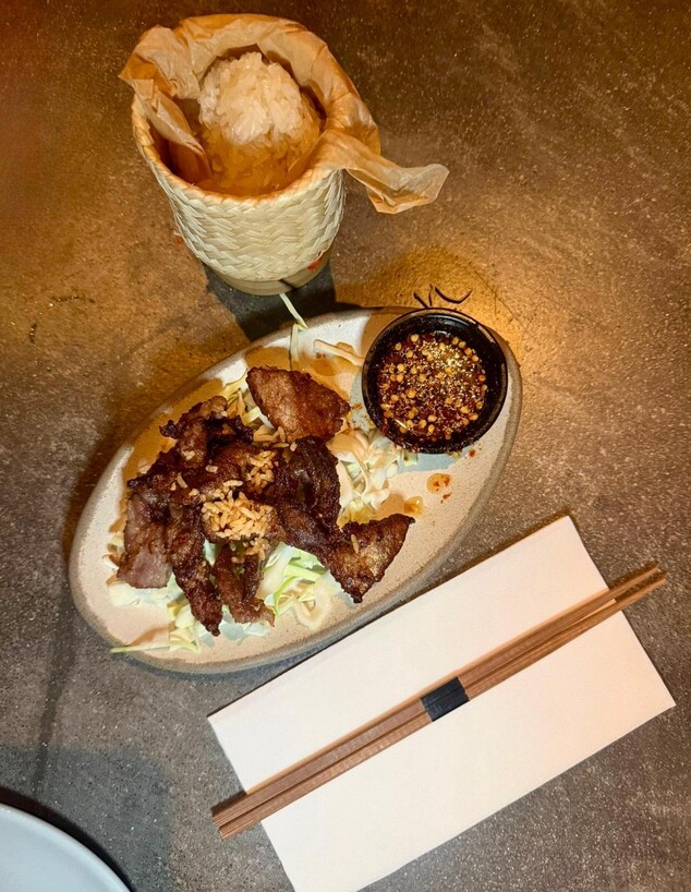 נתחי בטן בקר כבושים ומטוגנים. נאי תל אביב