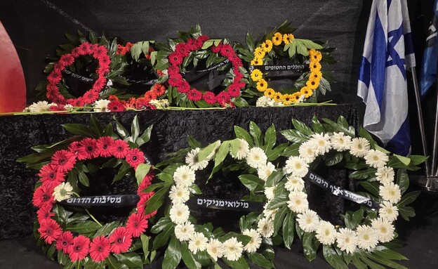 שבעת הזרים שהונחו בעצרת מועצת אוקטובר בכיכר הבימה