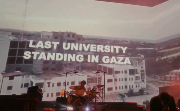 דימויים נגד מלחמות בהופעה של The Strokes בקואצ'לה (צילום: פסטיבל קואצ'לה)