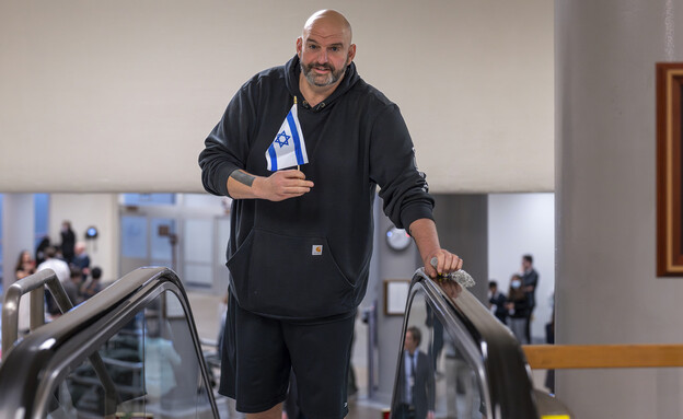 ג'ון פטרמן עם דגל ישראל (צילום: AP)