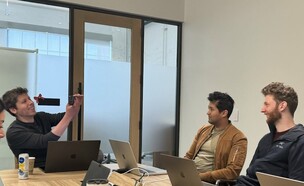 הצוות של ביל פיבלס וסם אלטמן (צילום: @billpeeb)