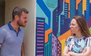 זוג בדרך למרחב מוגן (AI: mako)