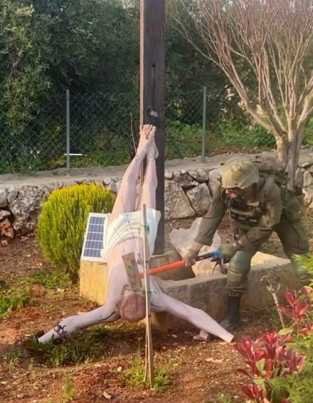 חייל תועד מנתץ פסל של ישו בדרום לבנון חייל תועד מנתץ פסל של ישו בדרום לבנון