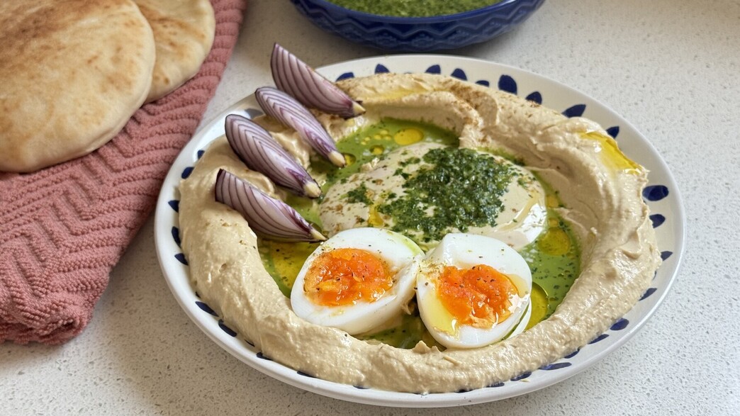 חומוס מהיר עם מטבל ירוק של חומוסיות  | מתכון של יעל קצב