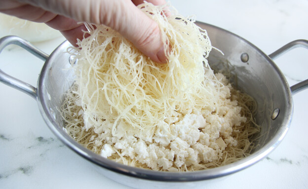 ההרכבה במחבת. חשוב לכסות את הגבינה היטב