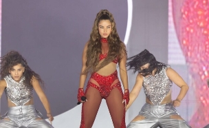 נועה קירל פותחת הערב את ההופעות בפארק הירקו (צילום: עומרי סילבר)