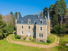 שאטו בעיירה סן-ז'רמן-לה-בל שמוצע למכירה