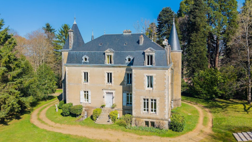 שאטו בעיירה סן-ז'רמן-לה-בל שמוצע למכירה