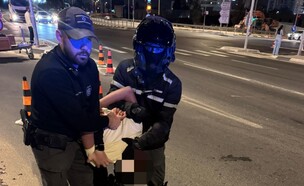 המעצר בטקס הזיכרון בלוד (צילום: דוברות המשטרה)