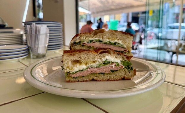 כריך סטרצ'טלה מורטדלה. לופה תל אביב