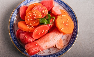 ירקות מוחמצים בסגנון יפני בכבישה מהירה (צילום: הדס לפידות)