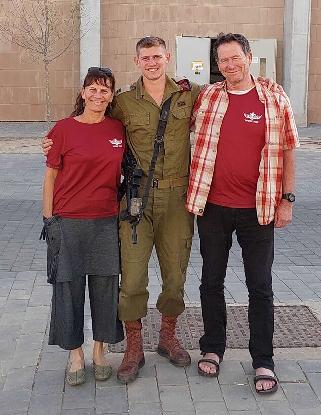 איתן אוסטר עם הוריו