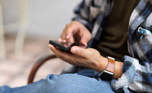 אדם מתכתב בטלפון (צילום: 123RF‏)