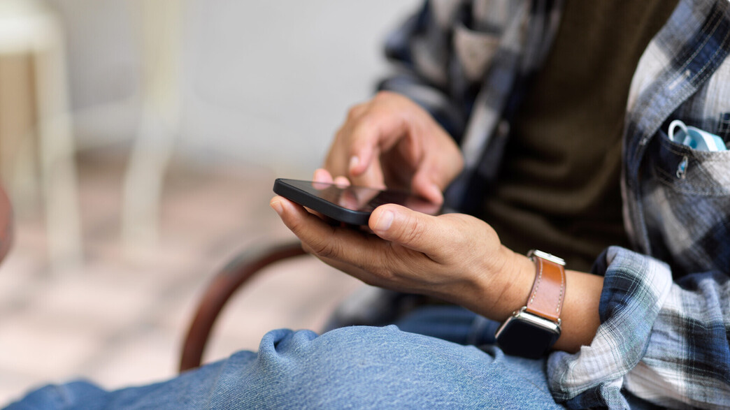 אדם מתכתב בטלפון