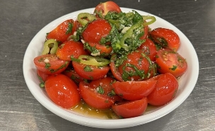 סלט עגבניות של הדסון. אתם יכולים לקרוא לו סלט מוטי (צילום: יעל קצב, mako אוכל)