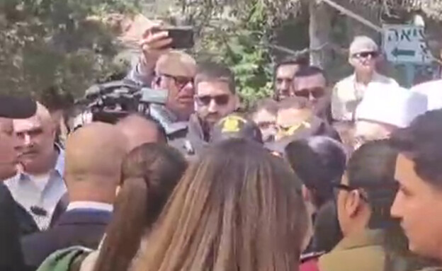 מחאה נגד השר אלי כהן בטקס יום הזיכרון בעוספייא (צילום: לפי סעיף 27 א')