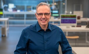 ג'וני סרוג'י (צילום: Apple)