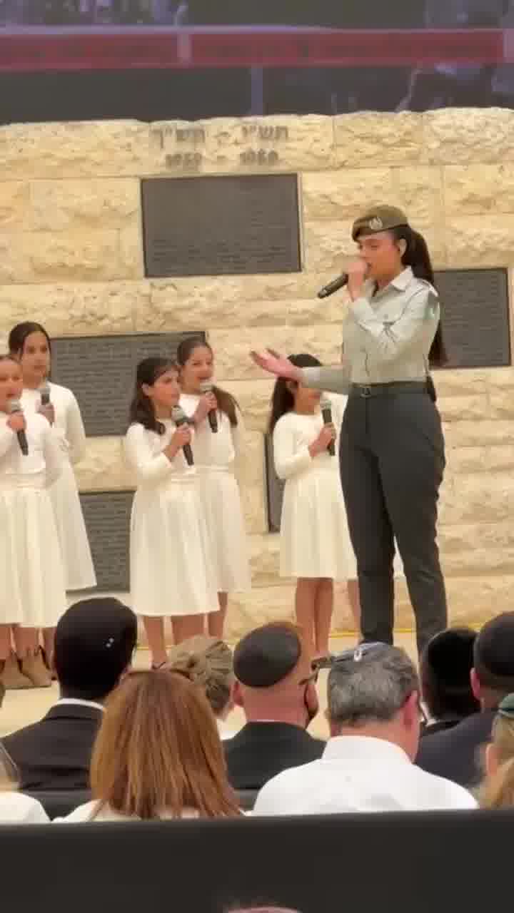 מיקה משה מרגשת בביצוע לשיר ״כשהלב בוכה״ בטקס הממלכתי לחללי פעולות האיבה בהר הרצל