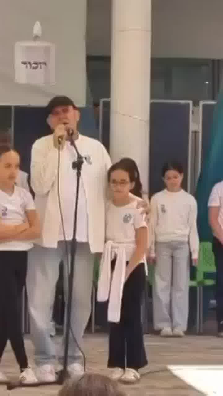 הזמר שלומי שבת התייצב לצד שתיים מנכדותיו להופיע איתן ועם ילדי בית הספר בטקס יום הזיכרון בשיר תנו לגד