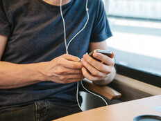 גבר עם טלפון ואוזניות (צילום: 123rf)