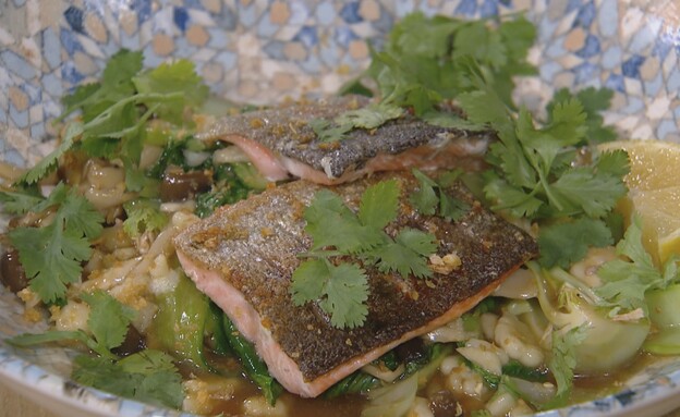  פילה דג על סלט חם של פטריות, ירוקים ובצקניות