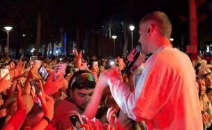 נדב חנציס בהופעה בערב יום העצמאות (צילום: ללא)