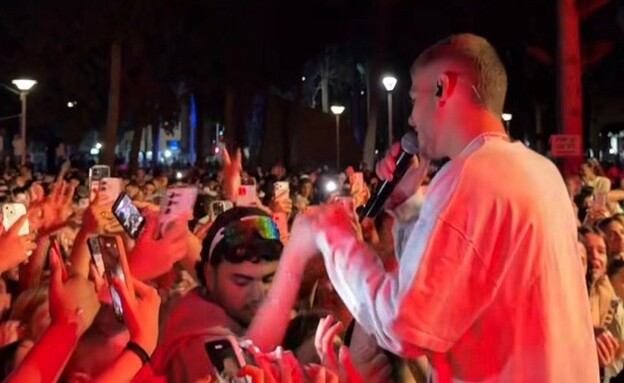 נדב חנציס בהופעה בערב יום העצמאות (צילום: ללא)