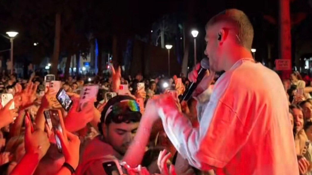 נדב חנציס בהופעה בערב יום העצמאות